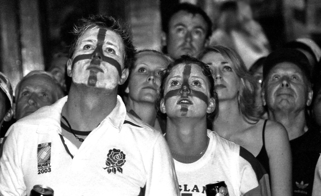 Rugby 04-England fans-BW51B