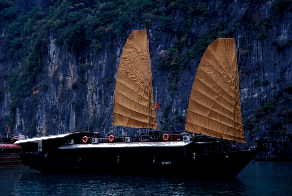 Vietnam-Halong Bay-boat
