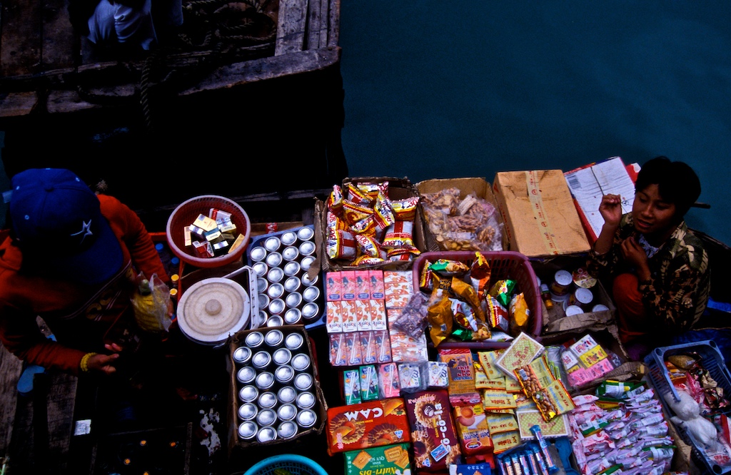 Vietnam-halongbay-store