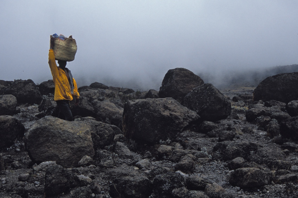 kilimanjaro-porter-fog2